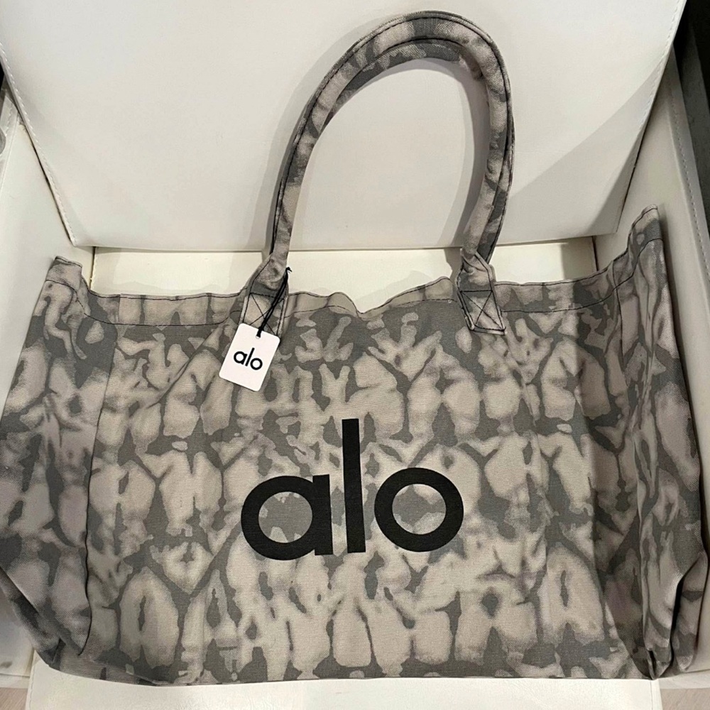 ALO Yoga Gray Tote Bag with Textured Design